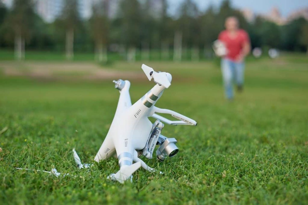 Drone crashes champs elysees along paris race festival during upi